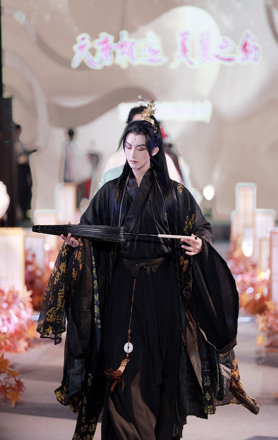 小梦不愧是知名coser,穿上汉服像是传闻中的蛊王,爱了爱了